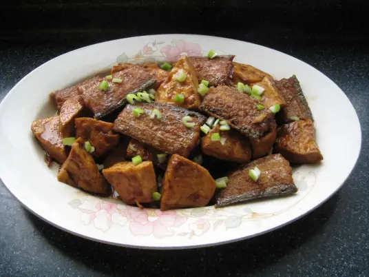 和大家分享一道上桌率极高的刀鱼炖豆腐