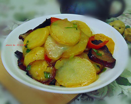 烟熏腊肉炒土豆片，便宜的食材也能做出美味