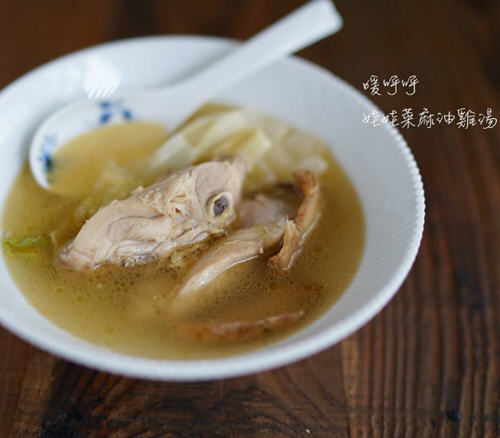 娃娃菜麻油鸡汤，喝起来都带着微微清甜