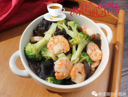 不需要太多调料的西兰花木耳炒虾仁家常做法