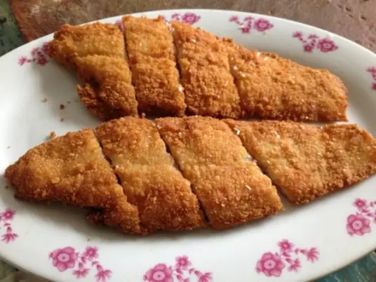 炸鱼排，金黄酥脆的口感、鲜美的鱼肉和丰富的营养价值