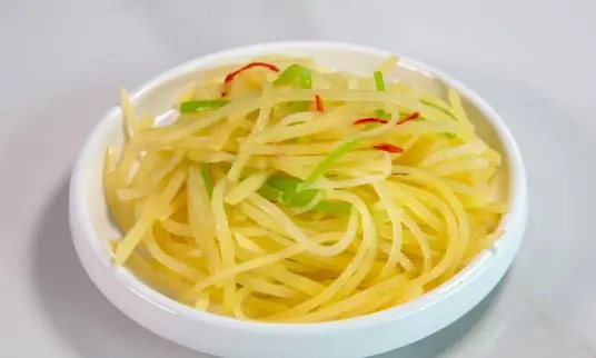 青椒土豆丝的做法详解，不仅色泽诱人，口感爽脆，而且营养丰富