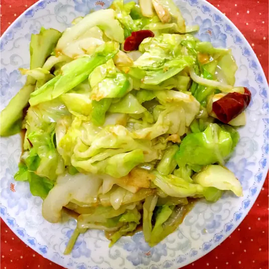 炝炒圆白菜，爽脆中带着一点软韧，吃起来特别爽口