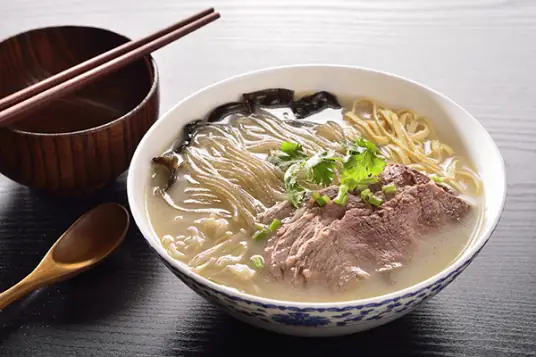 味美汤浓的牛肉汤做法，暖胃又营养，冬季必备暖身汤品