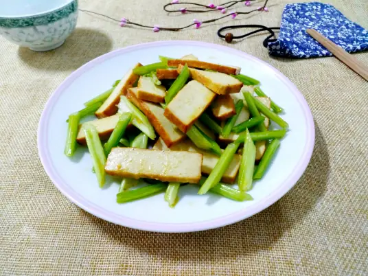 家常美味香干炒芹菜，简单易学，营养丰富
