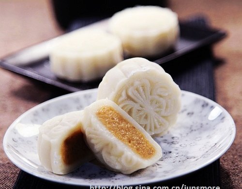 君之冰皮月饼，融合了传统与现代元素的月饼