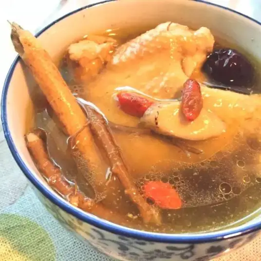 传统滋补佳肴：黄芪当归炖鸡养生功效显著