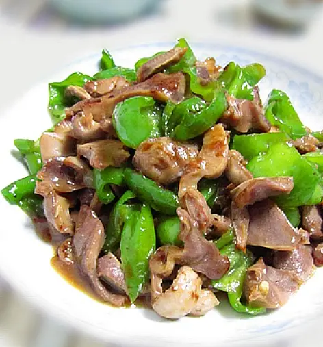 鸡胗炒辣椒，不仅色泽诱人，口感鲜美，而且营养丰富