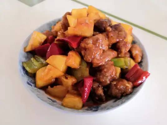 菠萝古老肉，酸甜可口的菠萝与香脆多汁的猪肉完美结合