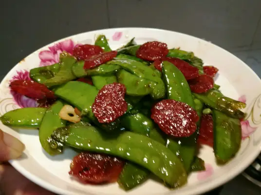 荷兰豆炒腊肠，既有蔬菜的清新爽口，又有腊肠的馥郁醇厚