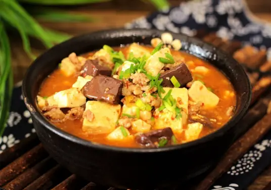 鸭血豆腐，表面光滑，呈暗红色