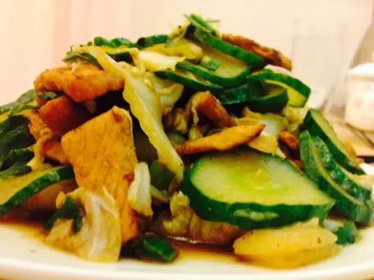 黄瓜炒肉，做法简单明了，味道咸鲜口味，清脆爽口