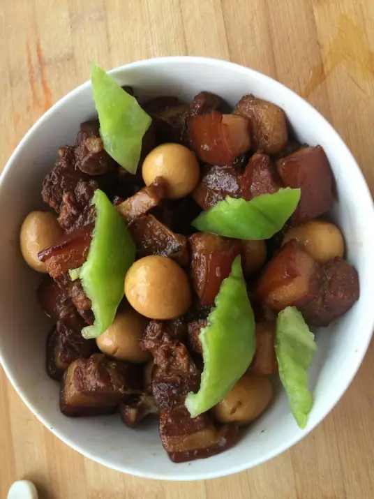 鹌鹑蛋红烧肉，红烧肉肥而不腻，鹌鹑蛋外焦里嫩，鲜香入味
