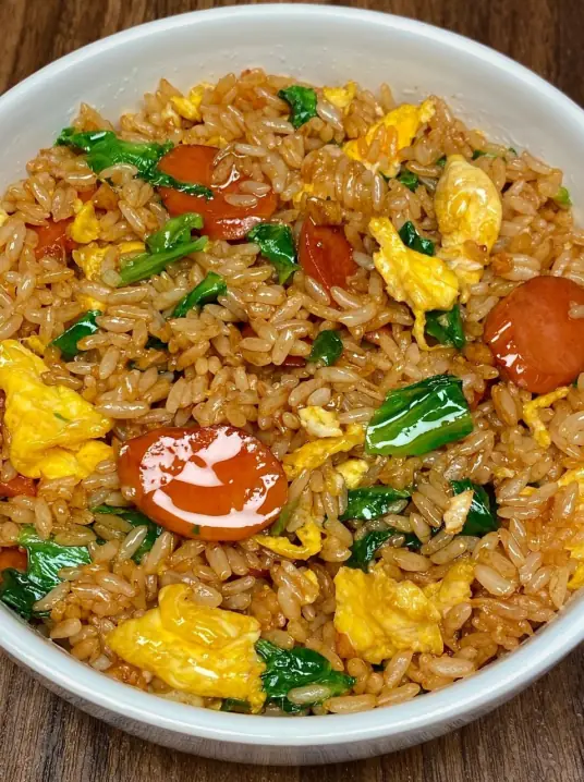粒粒入味的香肠炒饭，香肠的咸香和米饭完美融合