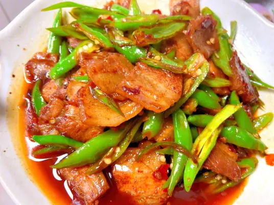 青椒回锅肉，做法简单，香气浓郁，肥而不腻