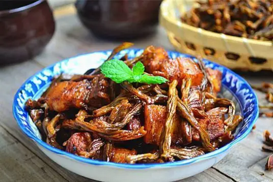 喜欢吃肉的朋友们可以来上一份干豆角烧肉