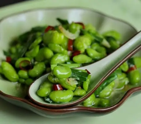 韭菜虾米炒蚕豆，清香又鲜嫩，满口春天好味道