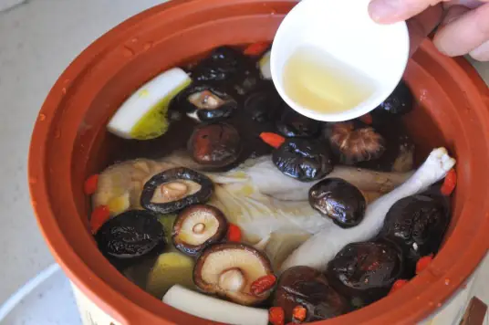 香菇炖鸡汤的做法，汤清香而无异味，鲜香好喝