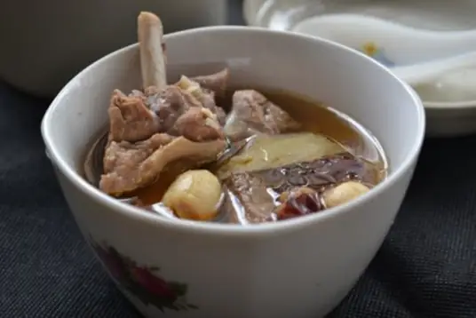炖盅当归鸭，原汁鸭汤，昧鲜醇香，当归香味浓郁，嫩滑爽口