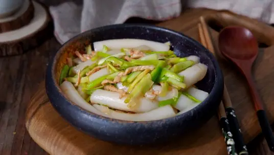 韭黄肉丝炒年糕，不但清香软嫩，而且非常的鲜美