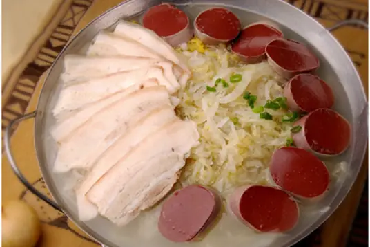 酸菜炖白肉血肠，味道多样，肥而不腻，瘦而不柴，嫩而不碎，松软鲜嫩