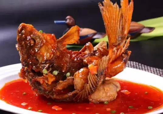 番茄浇汁鳕鱼，肉质厚实，细剌极少，肉味甘美