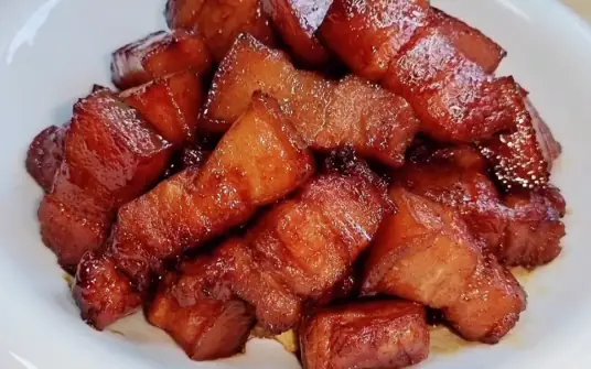红烧肉的做法，色泽红亮、肥而不腻，入口即化