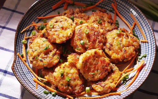 煎虾饼，外皮焦脆、内里Q弹，完美保留虾肉的清甜