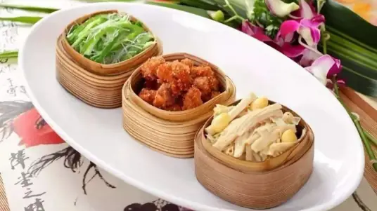 仙桃蒸三元，寓意吉祥，口感鲜嫩多汁