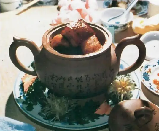东坡肉，入口肥而不腻，带有酒香，十分美味