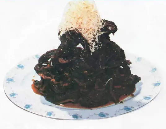 梁溪脆鳝，外观酱褐色，乌光发亮，口味甜中带成，松脆适口