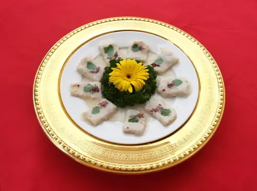 百花鱼肚，鱼肚软骨洁白，味道清淡鲜嫩，圆盘盛装典雅，宴客美观大方