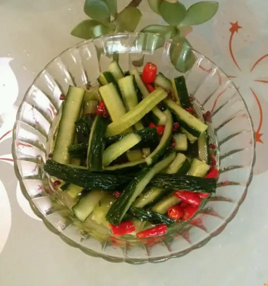 酸辣黄瓜条，清脆爽口、开胃解腻的凉拌小菜