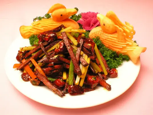 干煸牛肉丝，口感干香微辣，肉丝紧实中带着咸鲜，深受食客喜爱