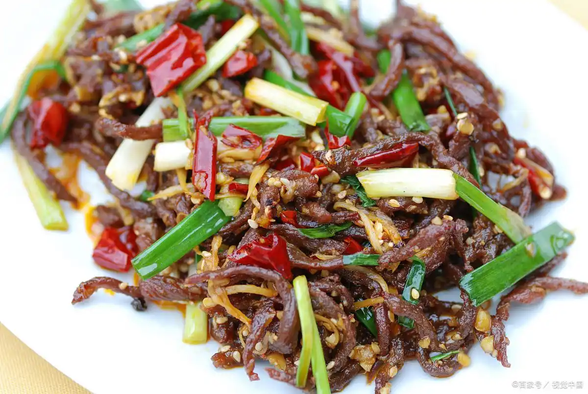 干煸牛肉丝，口感干香微辣，肉丝紧实中带着咸鲜，深受食客喜爱