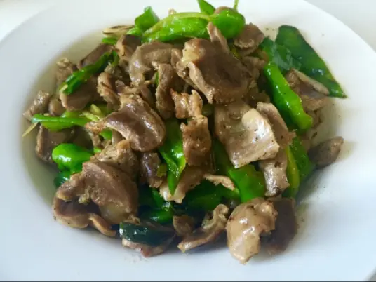 尖椒炒鸡胗，口感脆嫩入味，真的是好吃又下饭