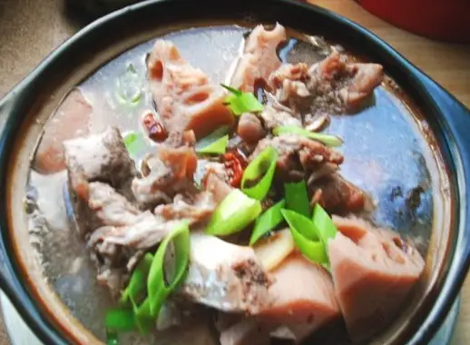 香辣排骨炖莲藕，排骨酥烂，湖藕鲜香，口味浓淡适宜
