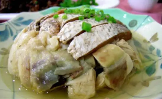 白鲞扣鸡，咸鲜互补，两味渗合，鸡有鲞香，鲞有鸡鲜，咸鲜入味