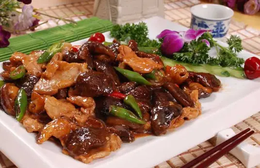 香菇里脊，吃起来鲜嫩滑爽而不腻，适合夏季炎热没胃口的时候