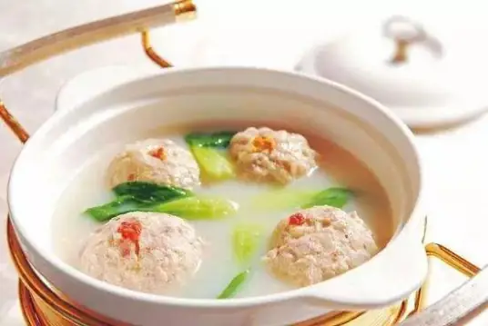 汤鲜肉嫩的清炖狮子头口感松软，肥而不腻