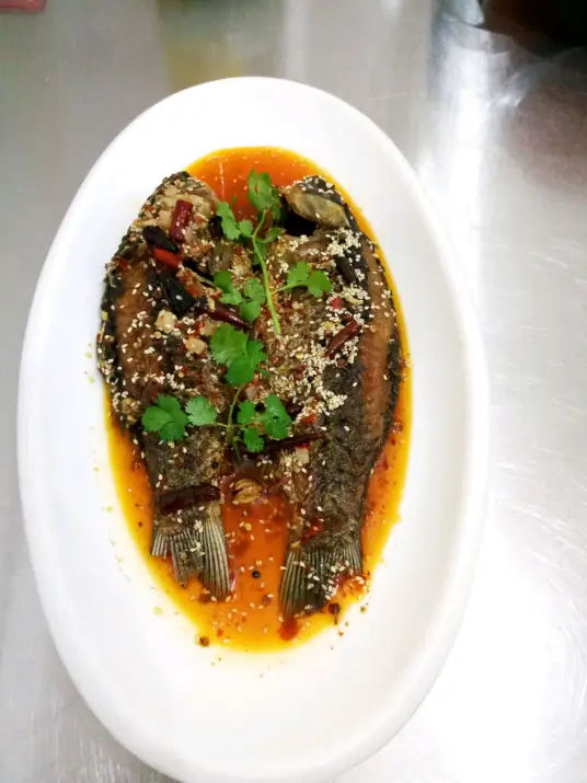 酥鲫鱼，口味咸甜，口感鲜香，冷热都可以吃