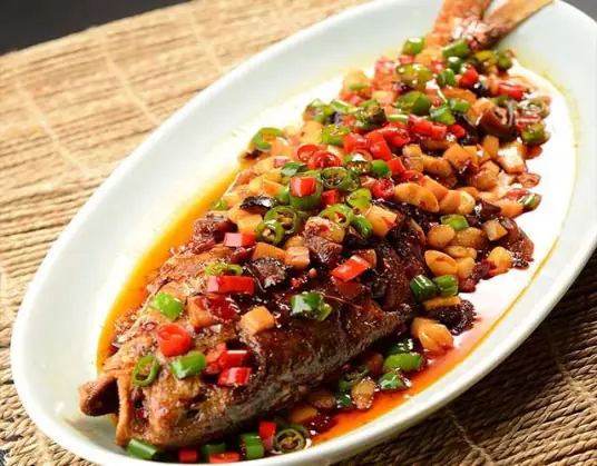 干烧黄鱼：咸香味美，外酥内鲜，营养丰富