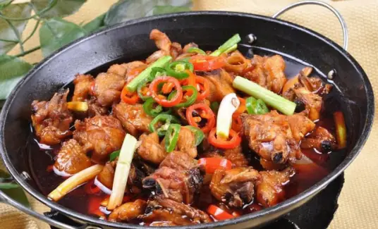 回锅鸡，鸡肉干香不柴，是个非常不错的下酒菜