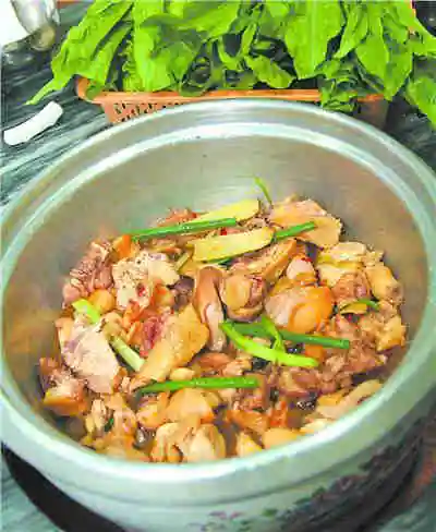 花雕鸡，花雕的醇厚与鸡肉的鲜甜相结合，深得广大群众的喜欢