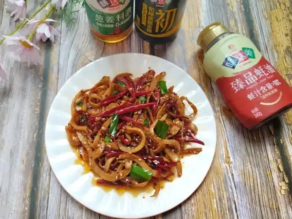 色泽诱人，口感鲜美的炒鱿鱼丝多样做法与美味秘诀