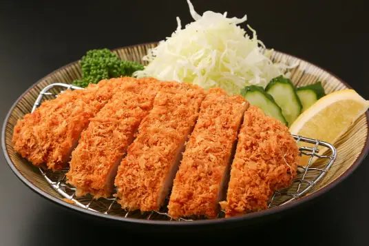 香脆可口的炸猪排，具有金黄酥脆的外皮和鲜嫩多汁的肉质
