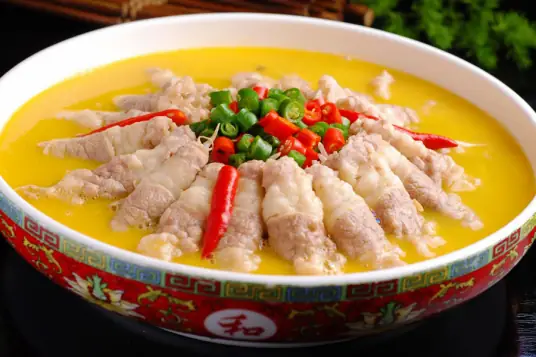 酸汤肥牛，酸辣爽口，深受国内外食客的喜爱