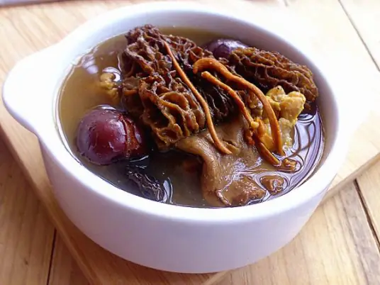 羊肚菌的独特做法，肉质脆嫩，香甜可口，具有益肠胃、消化、助食和理气化痰的功效