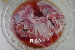 葱白爆炒羊肉家常做法，羊肉滑嫩、鲜香不膻