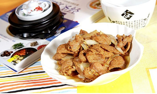 葱白爆炒羊肉家常做法，羊肉滑嫩、鲜香不膻